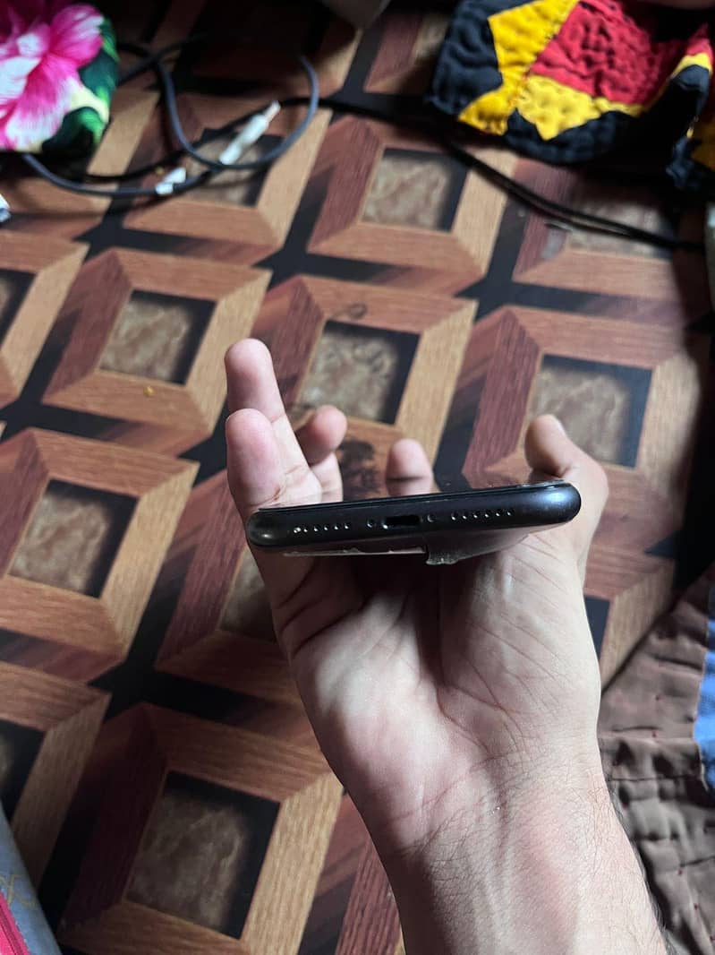 Apple iPhone 11 4