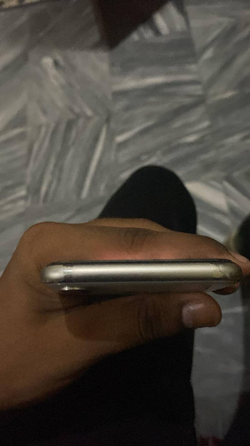 Apple iPhone X 4