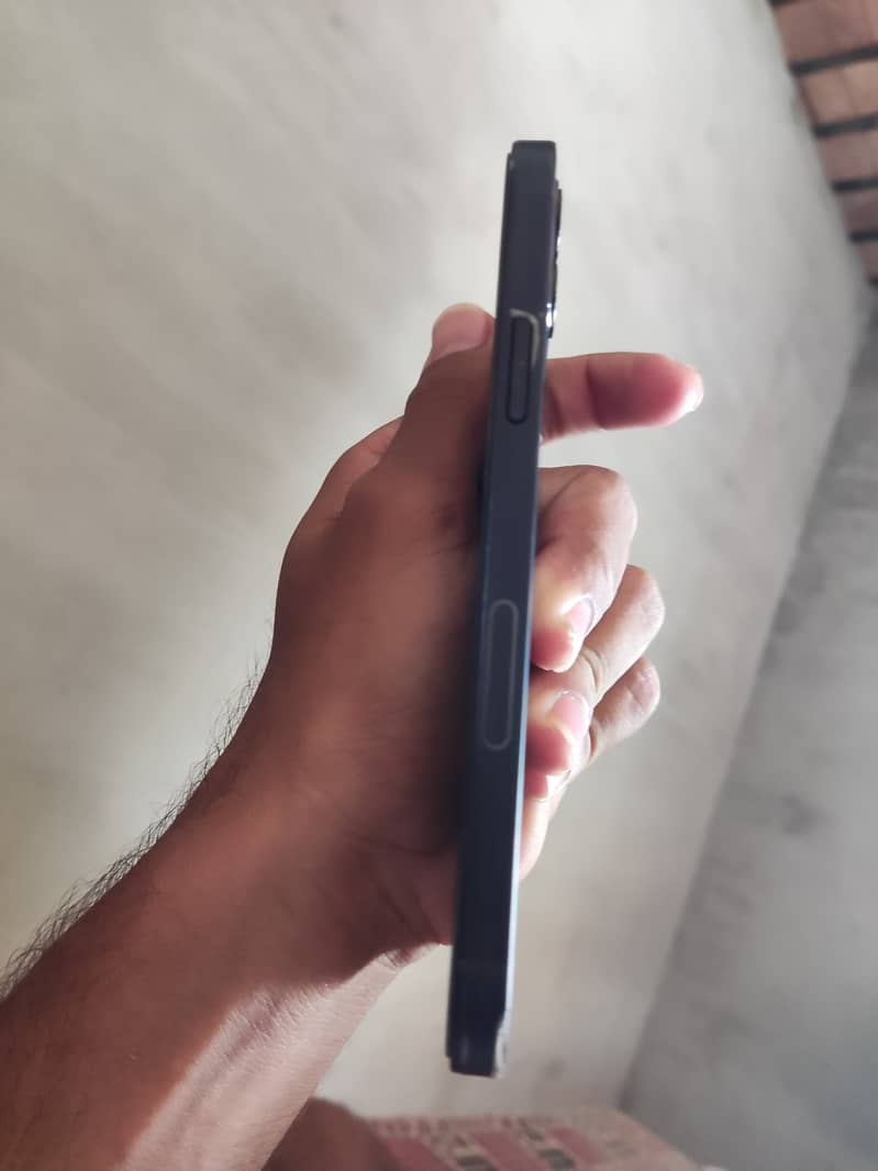 Apple iPhone 12 4