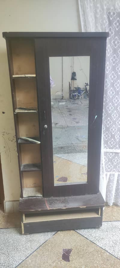 Dressing mirror showcase