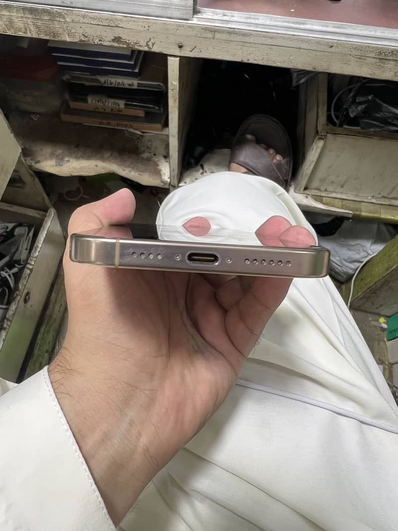 Apple iPhone 16 Pro Max 4