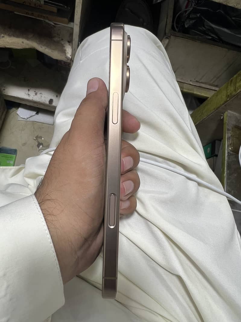 Apple iPhone 16 Pro Max 6