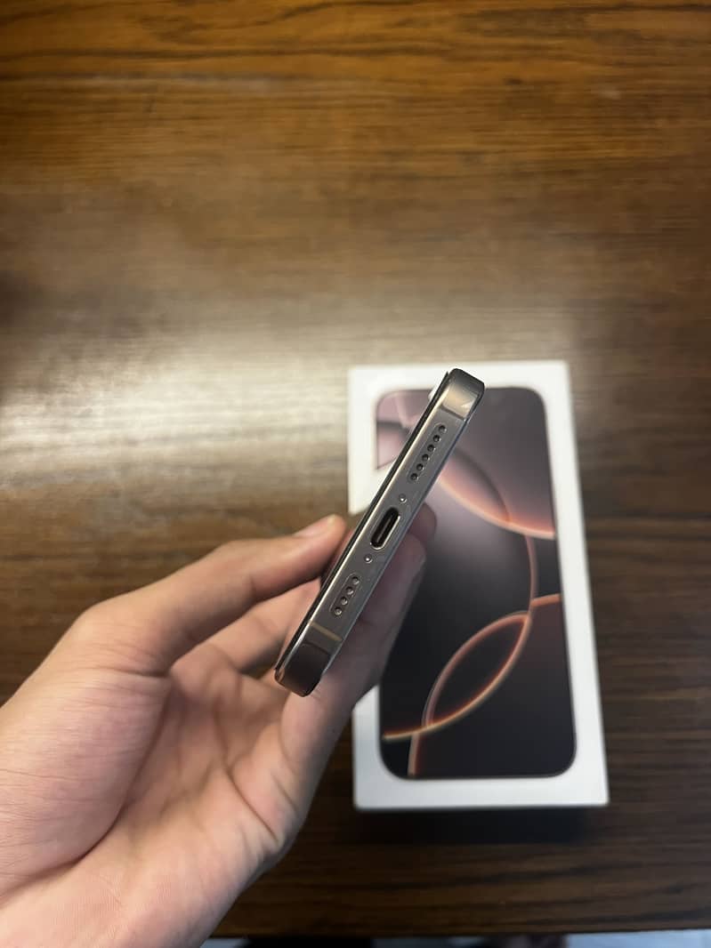 Apple iPhone 16 Pro Max 9