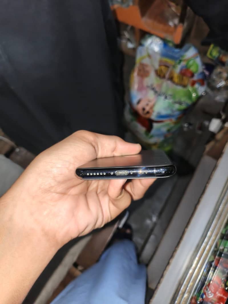 Apple iPhone 11 Pro 4