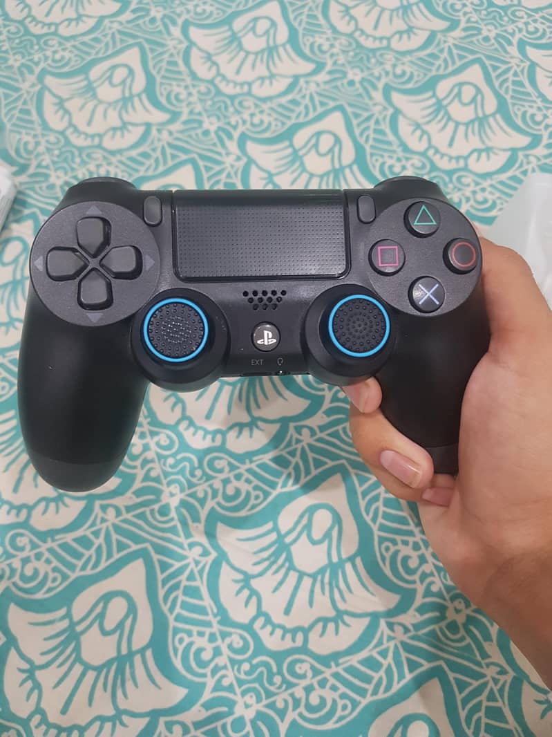 PS4 Wireless Controller – With Box – Great Condition 1