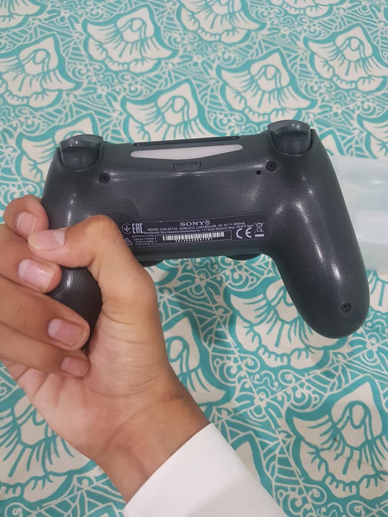 PS4 Wireless Controller – With Box – Great Condition 2