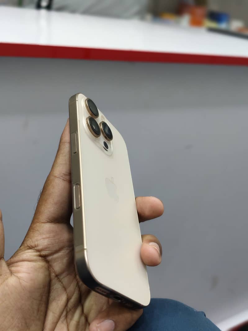 Apple iPhone 16 Pro 3