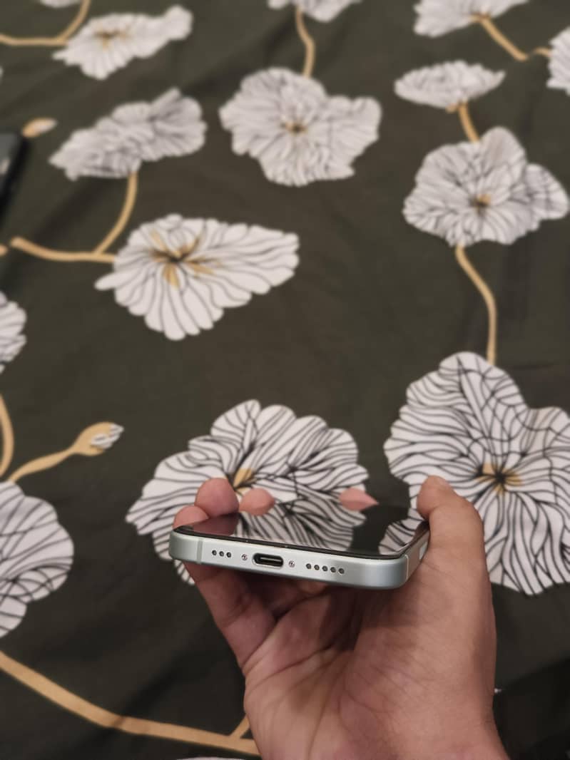 Apple iPhone 15 4