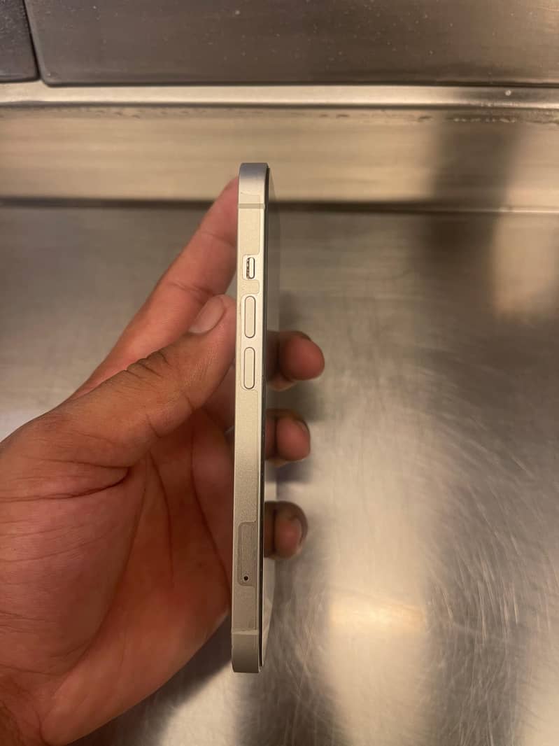 Apple iPhone 13 5