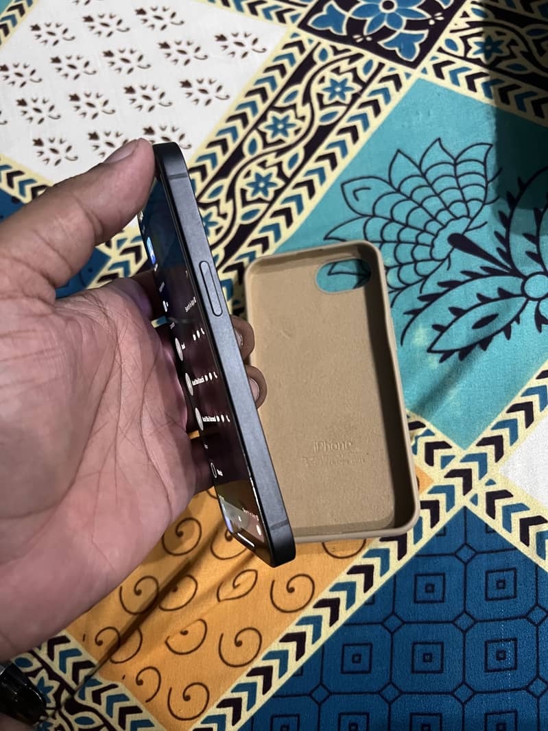 Apple iPhone 16e 10/10 3