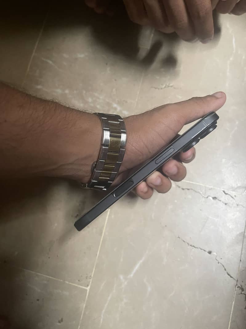Apple iPhone 16 2