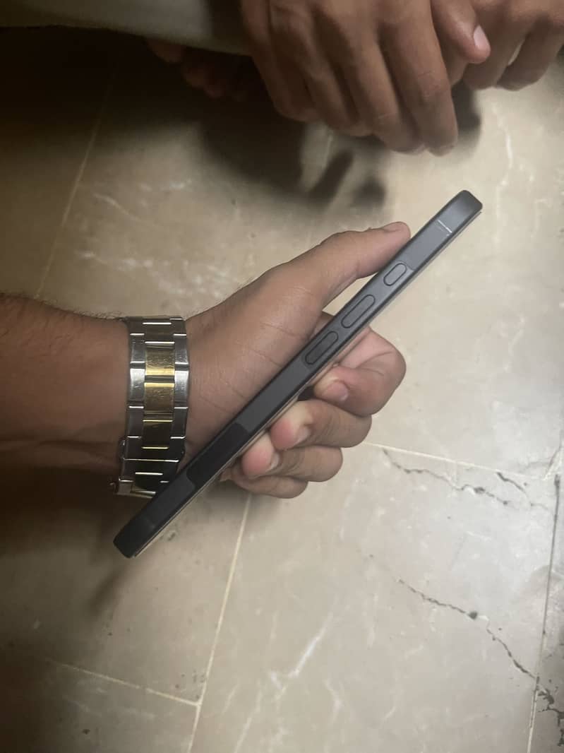 Apple iPhone 16 6