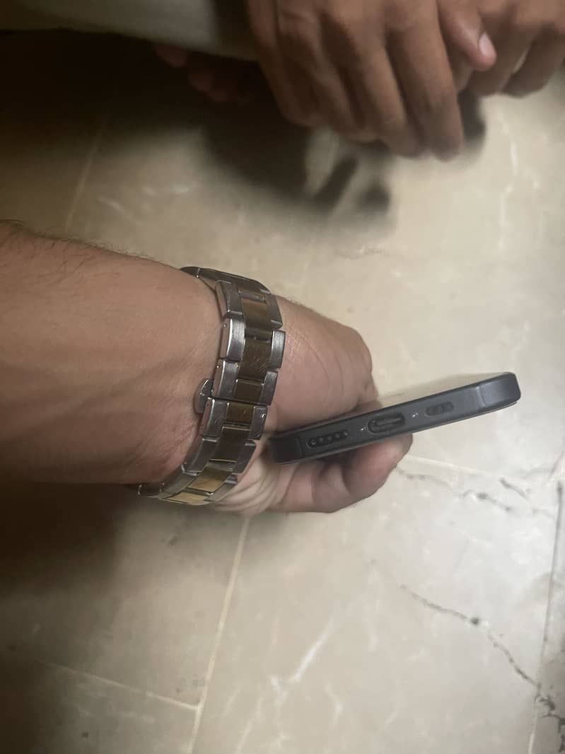 Apple iPhone 16 7