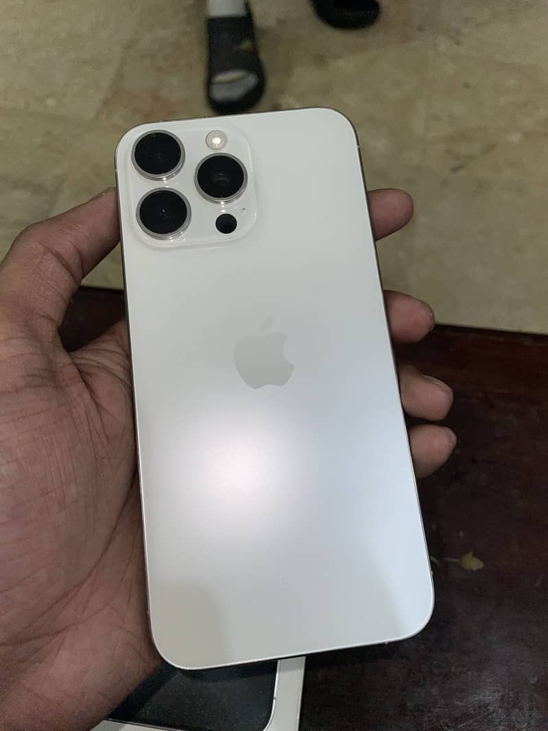 Apple iPhone 15 Pro Max 3