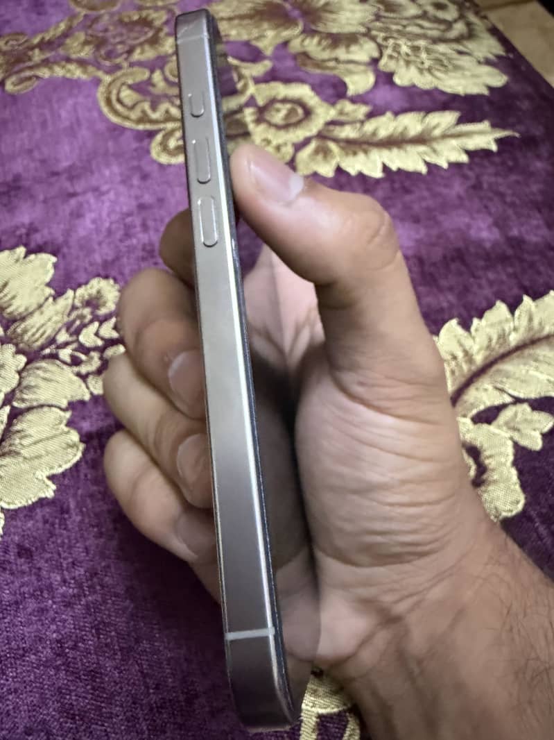 iPhone 16 Pro 4