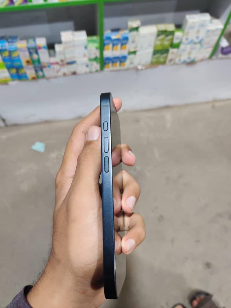 Apple iPhone 16e 3