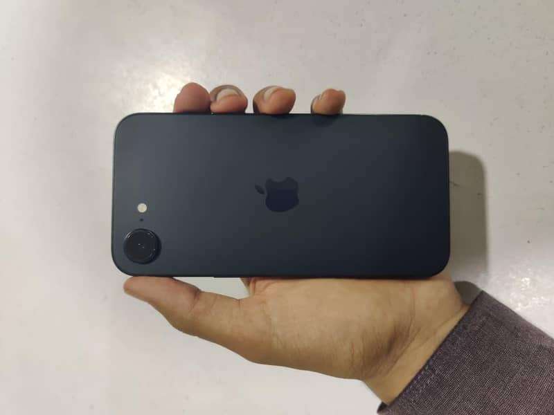 Apple iPhone 16e 4