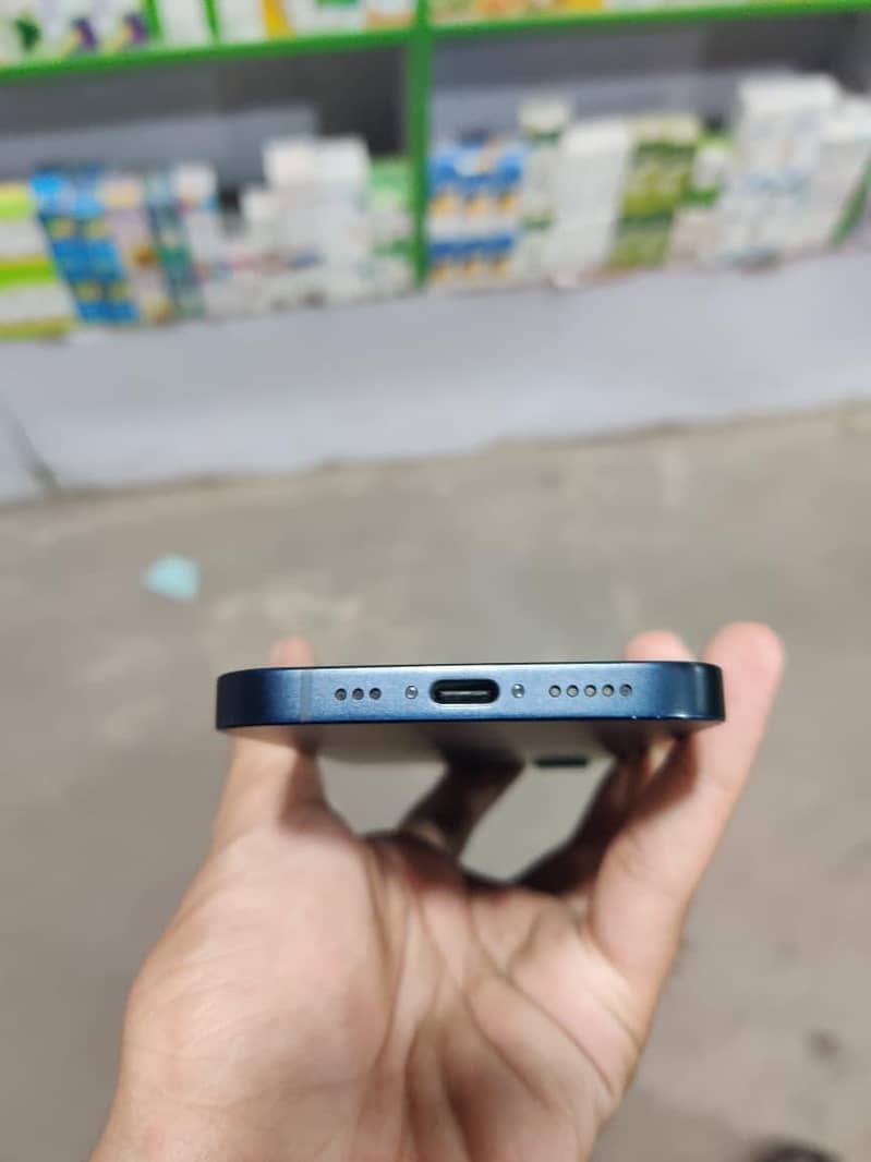 Apple iPhone 16e 5