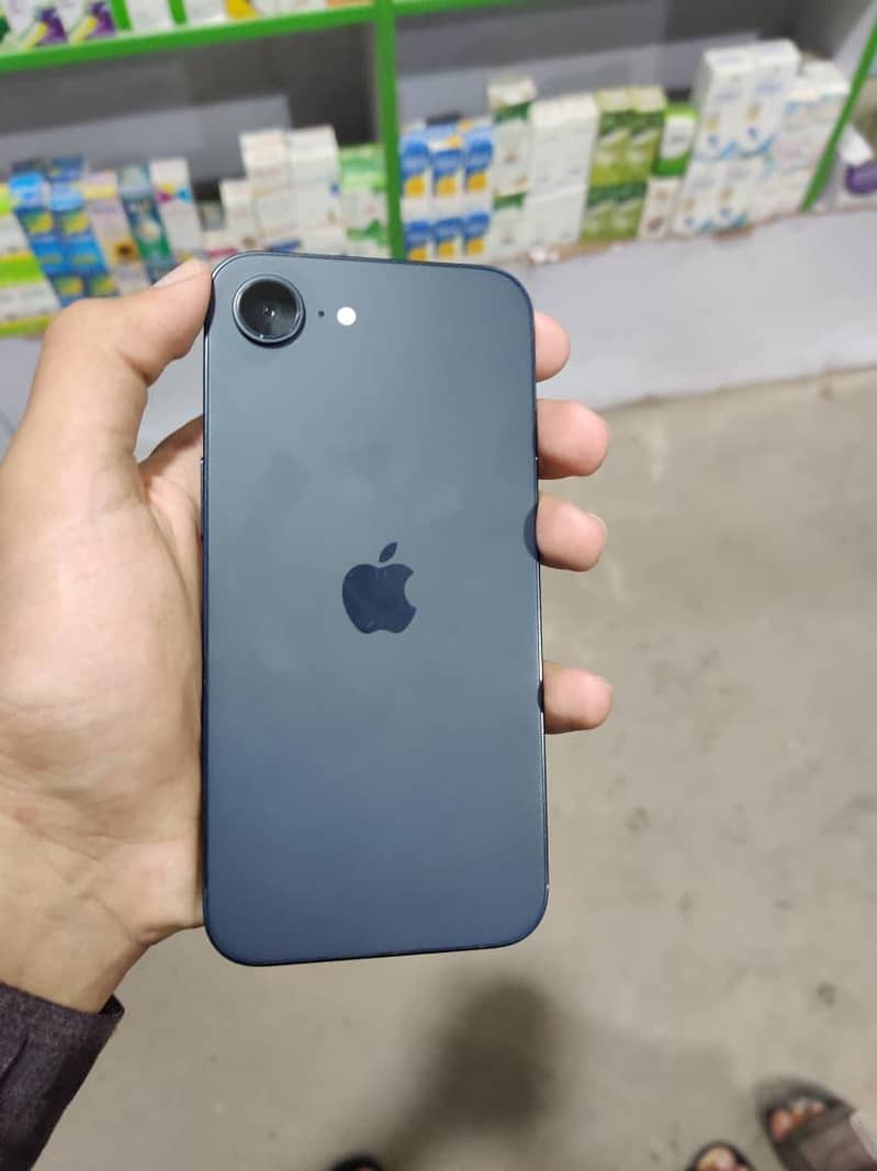 Apple iPhone 16e 7