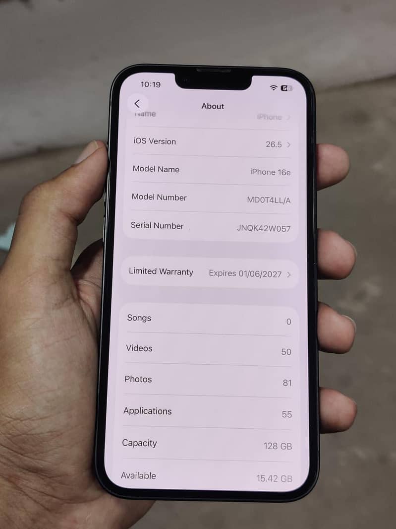 Apple iPhone 16e 8