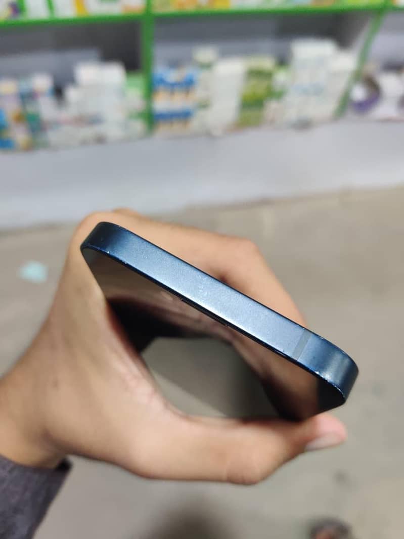 Apple iPhone 16e 9