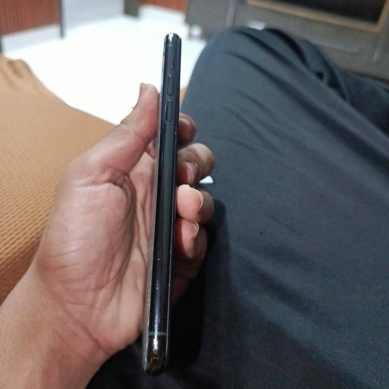 Apple iPhone 11 4