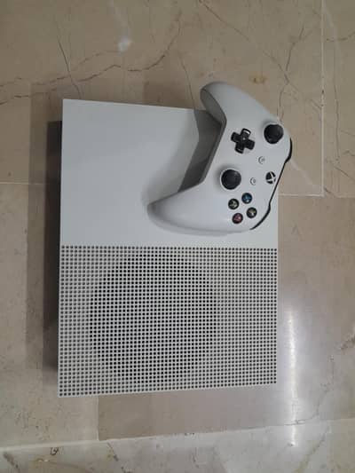 Xbox One S minecraft edition comes with controller.