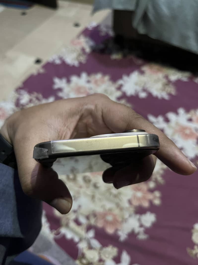 Apple iPhone 16 Pro 1