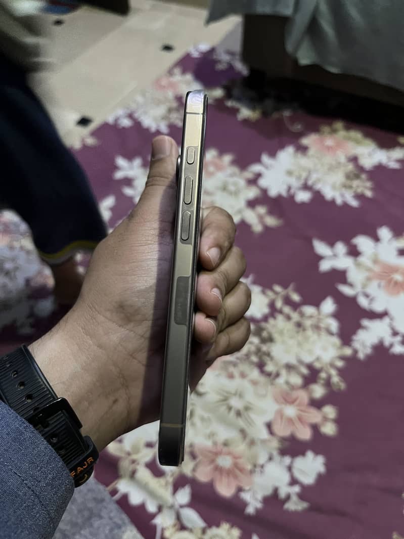 Apple iPhone 16 Pro 4
