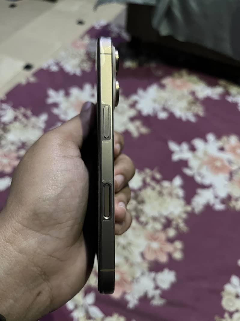 Apple iPhone 16 Pro 7
