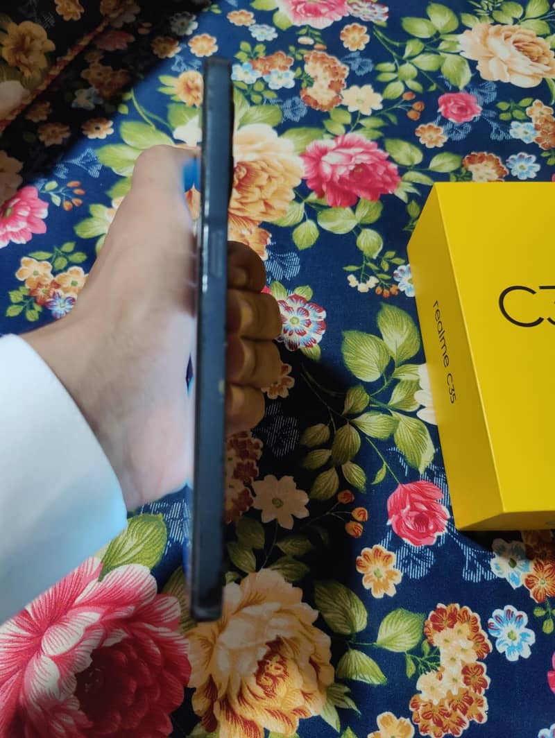 Realme C35 3