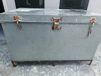 Big trunk peti box steel with stand