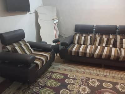 7 seater sofa hai baki 2 seater koi interested hai tw pura dikhadengy