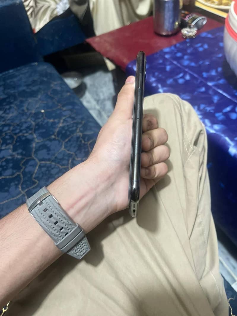 Apple iPhone 11 Pro Max 4