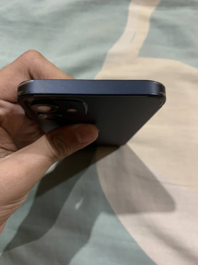 Apple iPhone 12 4