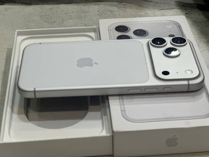 Apple iPhone 17 Pro Max 1