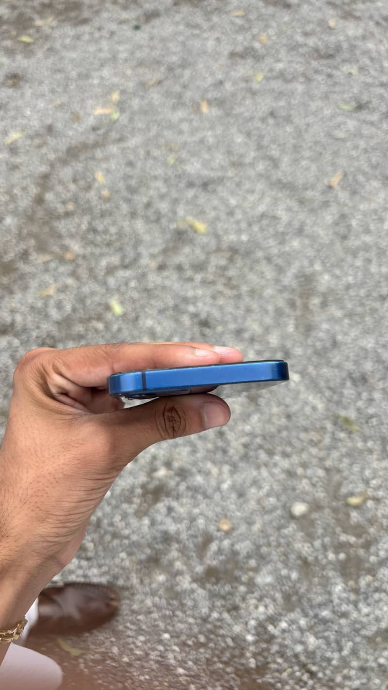 Apple iPhone 12 4