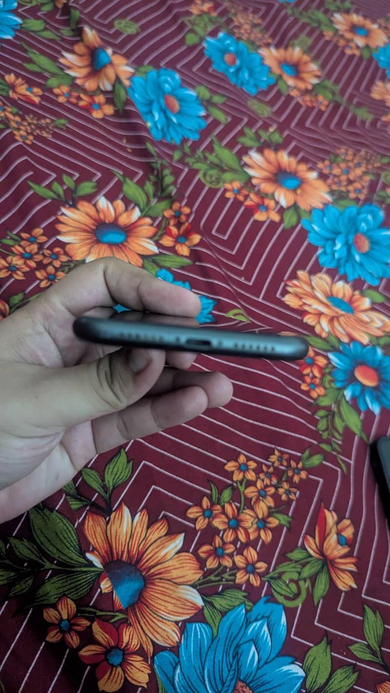Apple iPhone 11 4