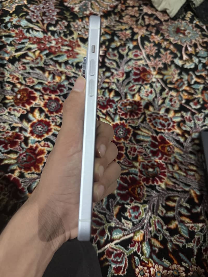 Apple iPhone 15 plus 4