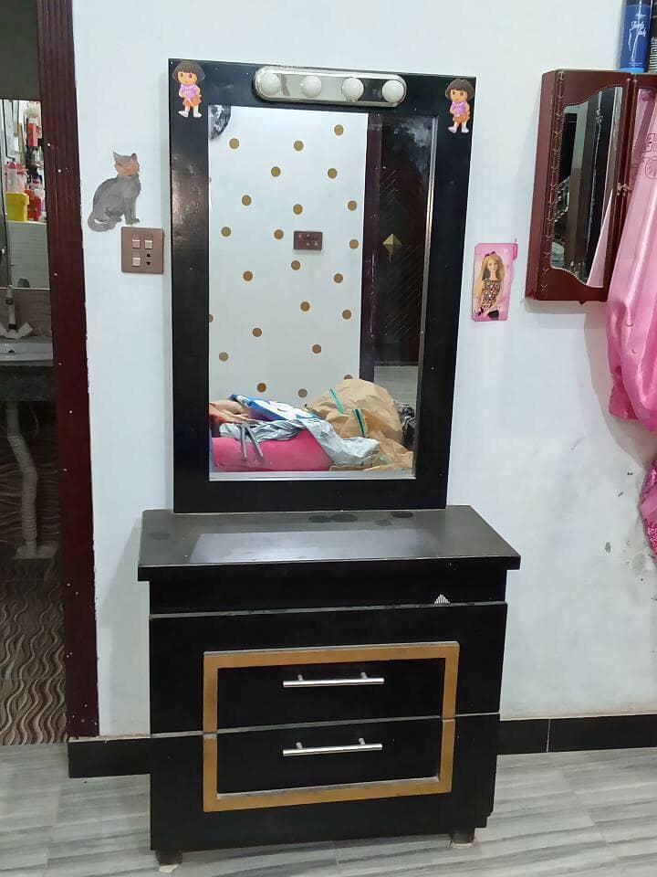 DRESSING TABLE 0