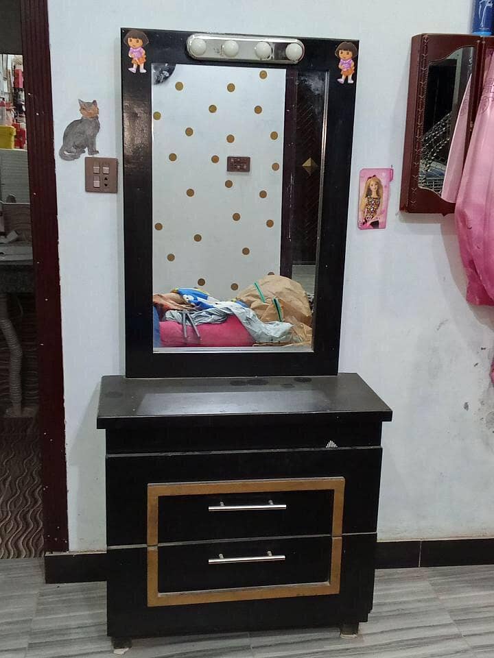 DRESSING TABLE 1