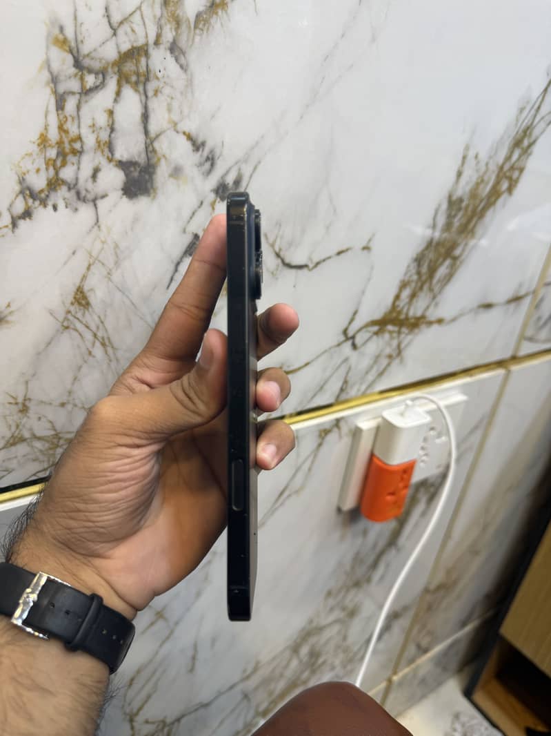 Apple iPhone 16 Pro Max 1