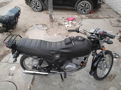 Suzuki GS-150 2024.