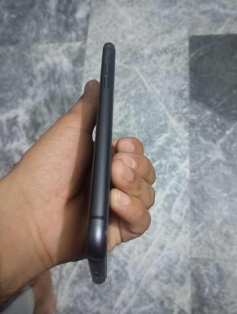 Apple iPhone 11 3