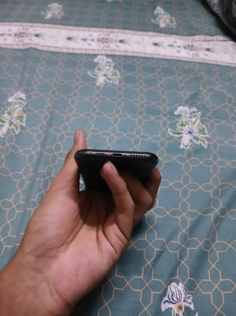 Apple iPhone 11 Pro 4
