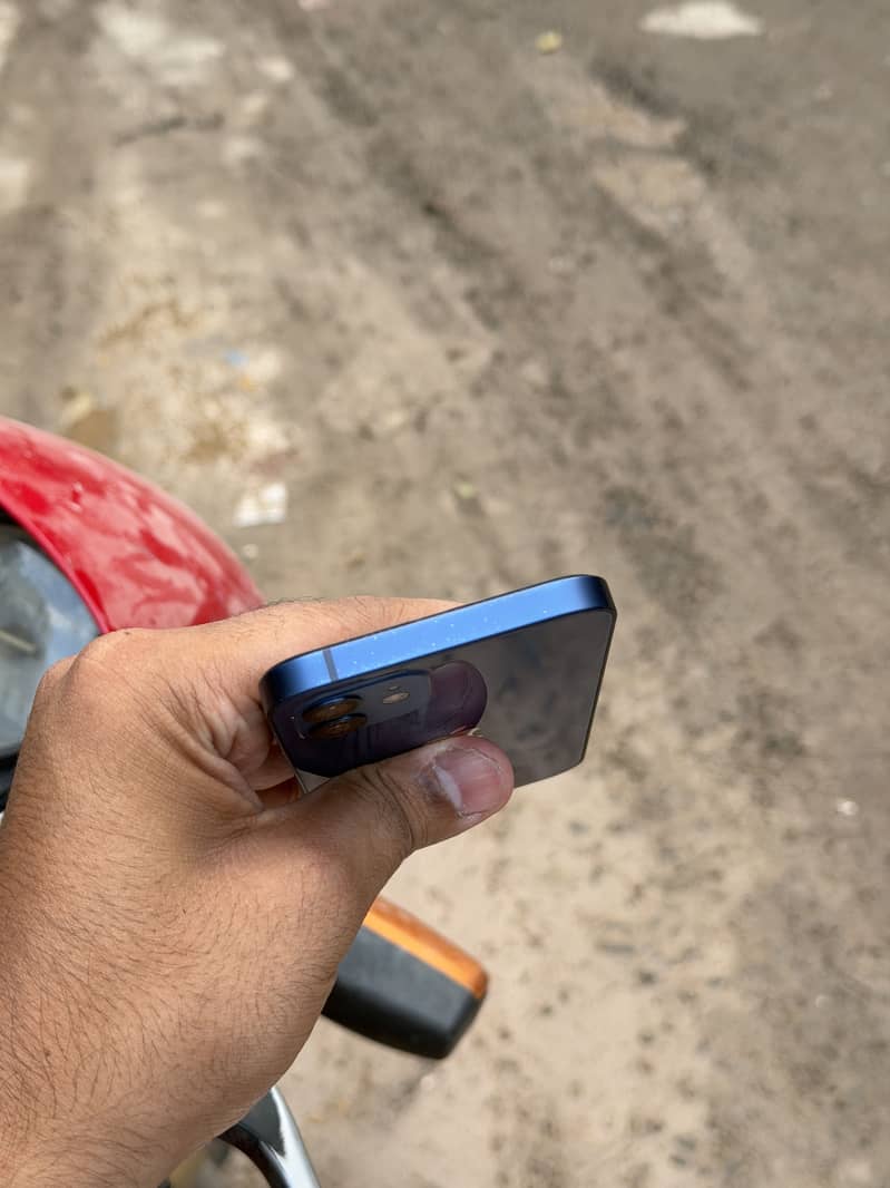 Apple iPhone 12 4