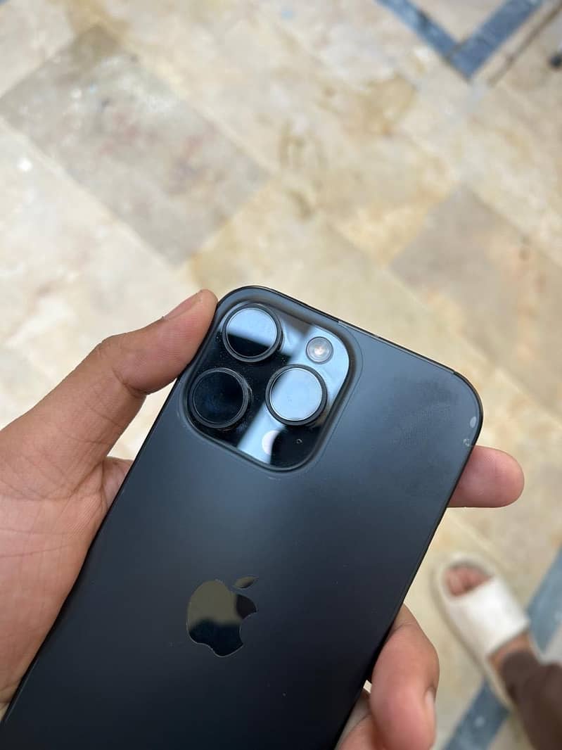 Apple iPhone 16 Pro Max 4