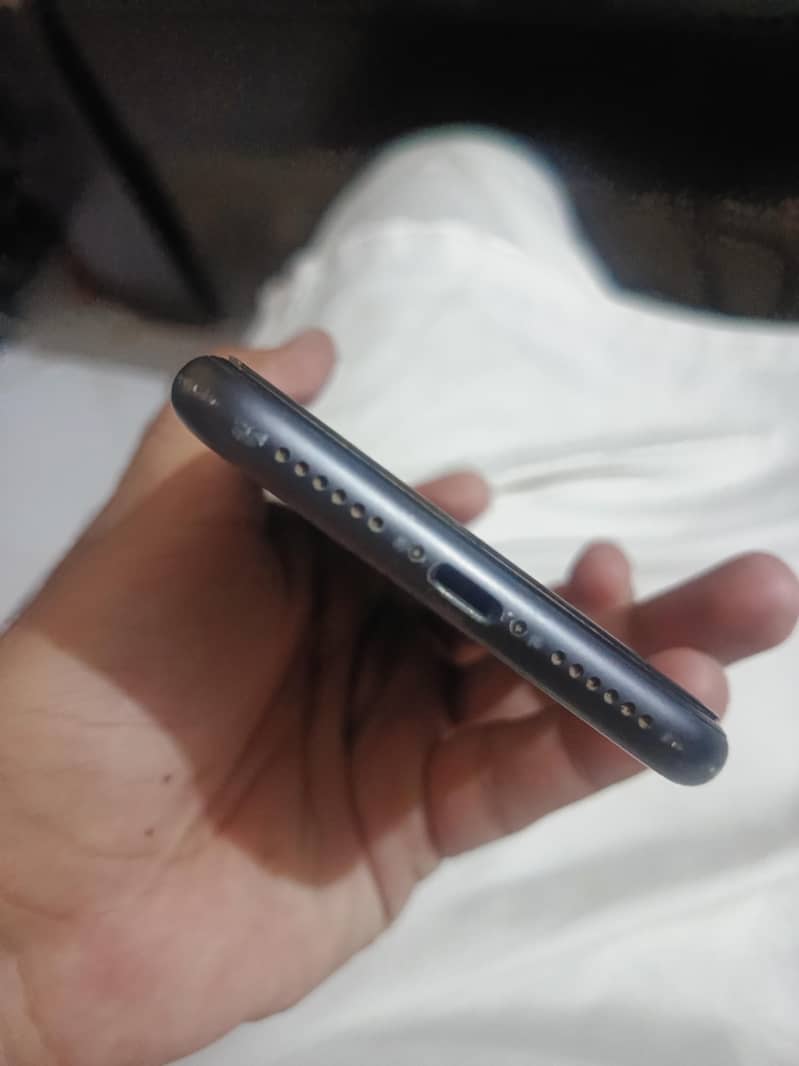 Apple iPhone 11 4
