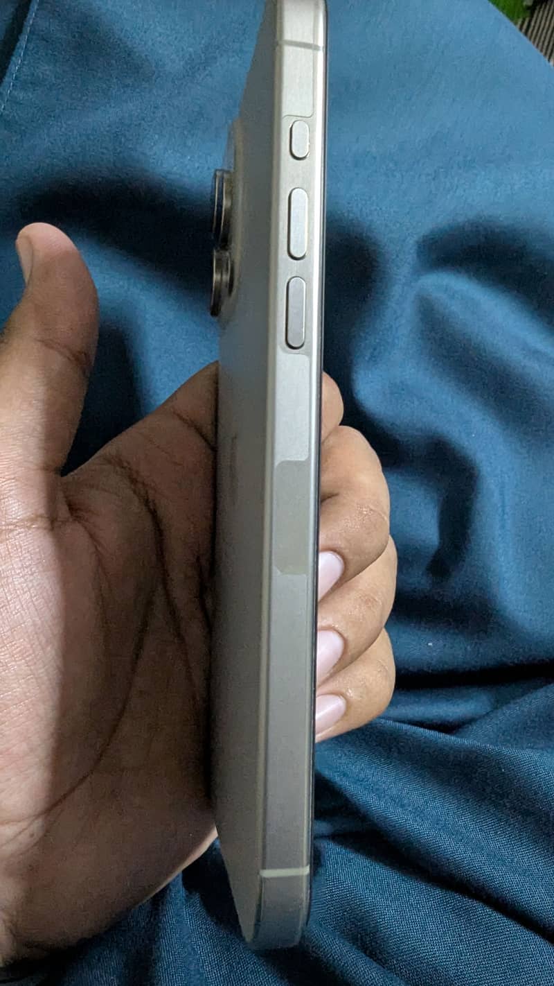 Apple iPhone 15 Pro Max 4