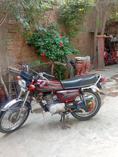 honda 125 2023 model lush condition phone no 03008244785